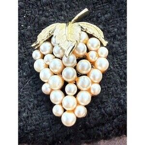 Vintage Crown Trifari Faux pearl brooch